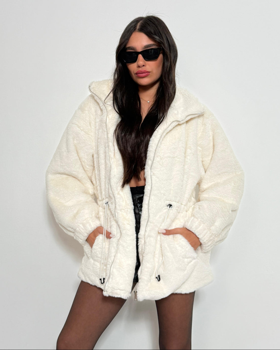 מעיל פרווה לבן עם רוכסן ושרוך מותן