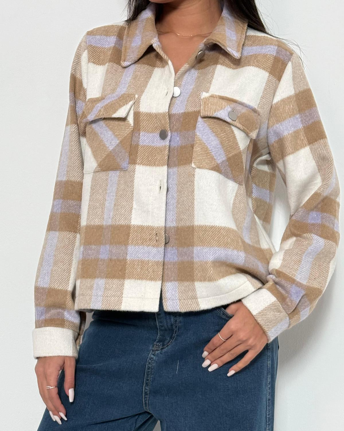 ג'קט משבצות מבד פלנל לנשים עם צווארון קלאסי, כפתורי כסף וכיסים קדמיים, במידה ONE SIZE המתאימה למידות 34-38