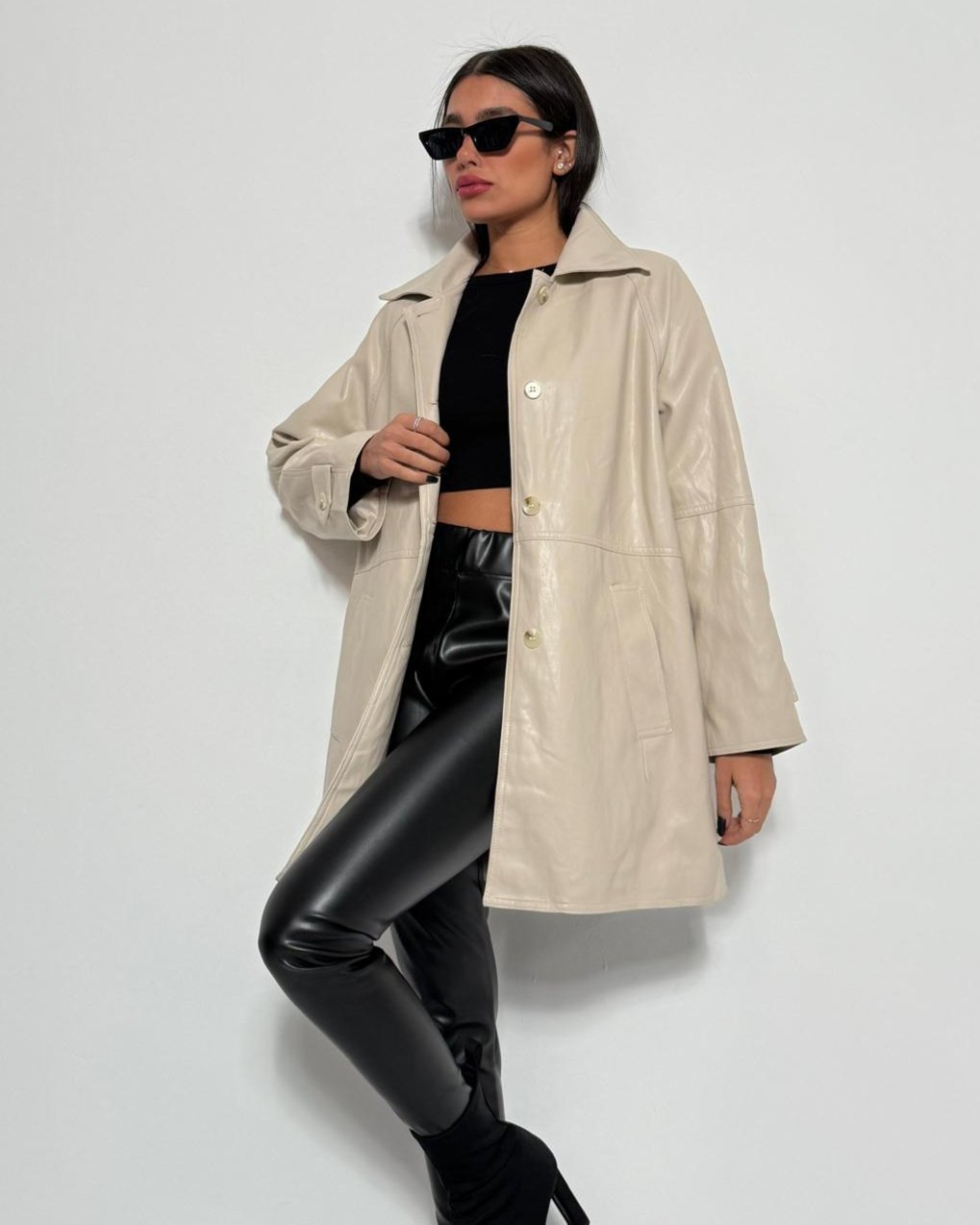 ג'קט דמוי עור לנשים בגזרה אוברסייזית עם צווארון קלאסי וכיסים צדדיים