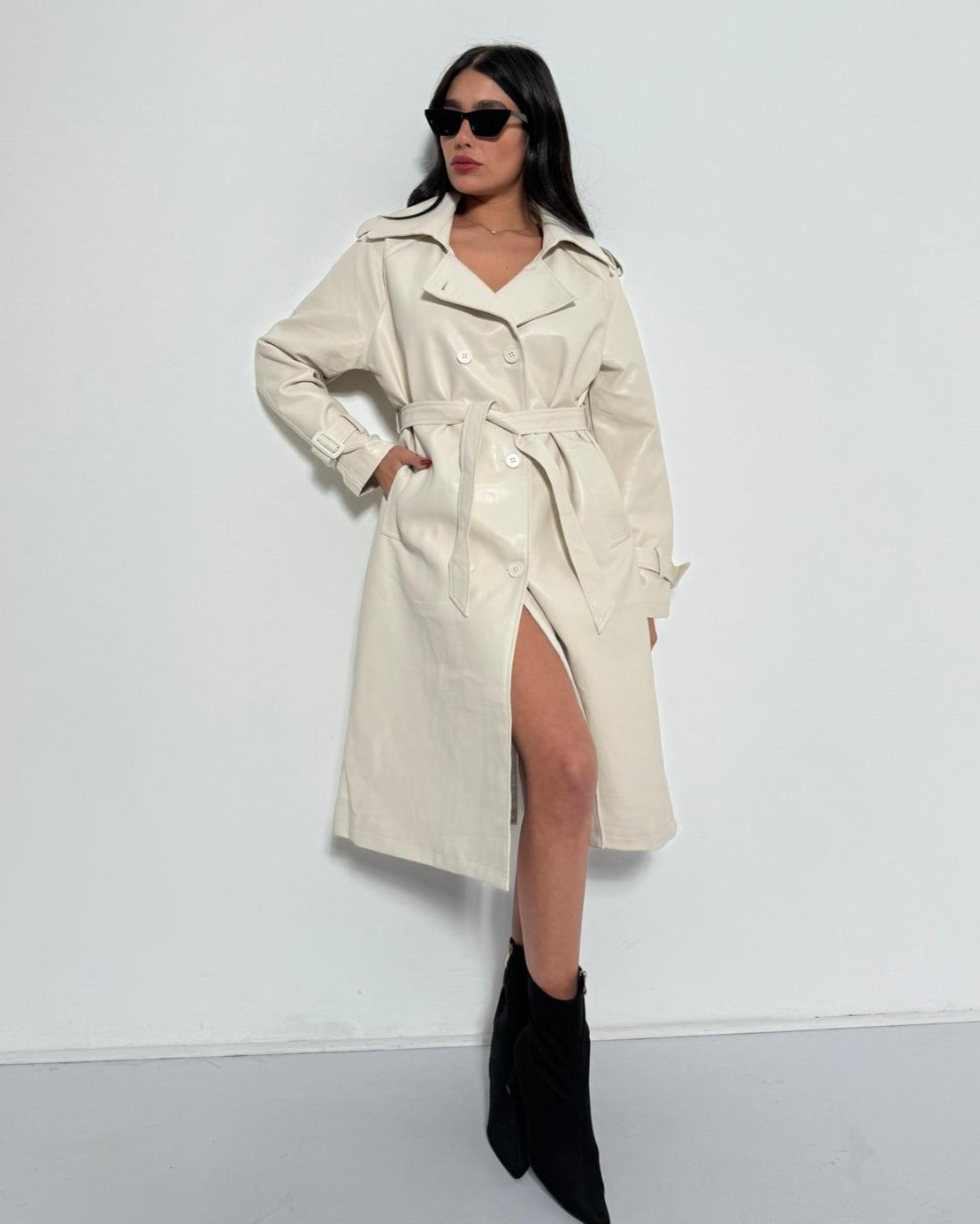 מעיל טרנץ' לנשים דמוי עור בגזרה קלאסית עם חגורה וכיסים