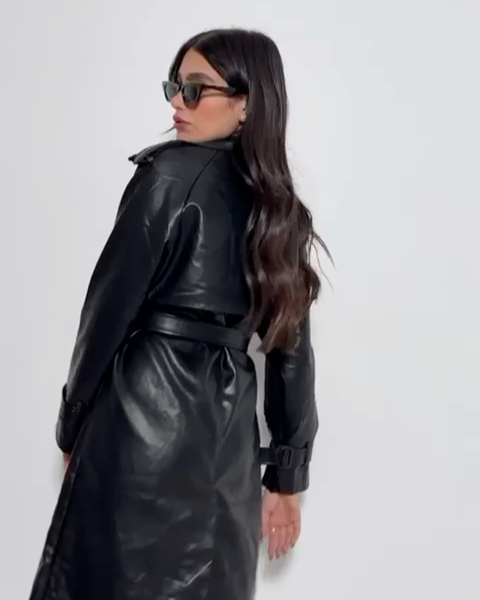 מעיל טרנץ' לנשים דמוי עור בגזרה קלאסית עם חגורה וכיסים