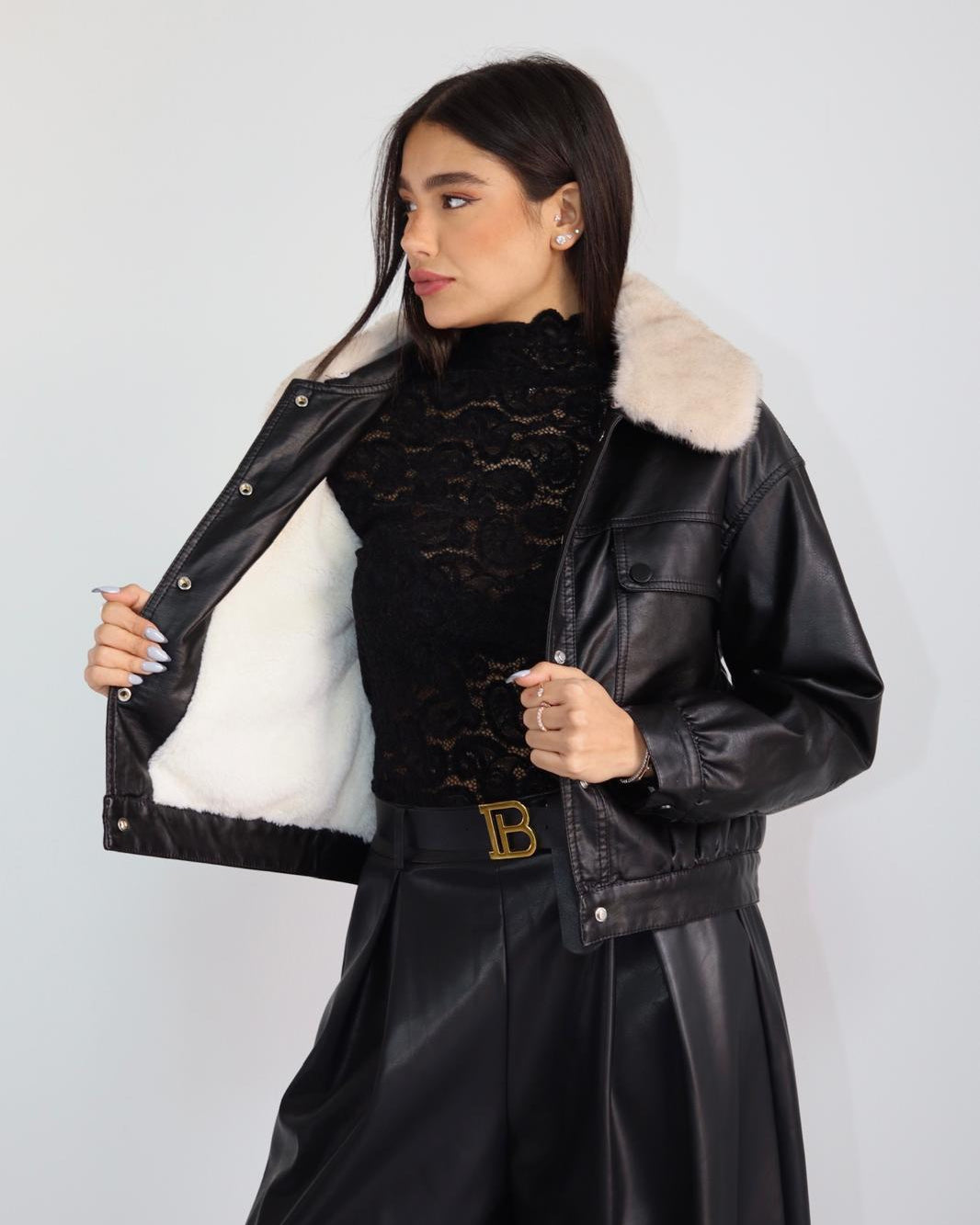 ג׳קט דמוי עור שחור לנשים עם בטנת פרווה וצווארון פרווה