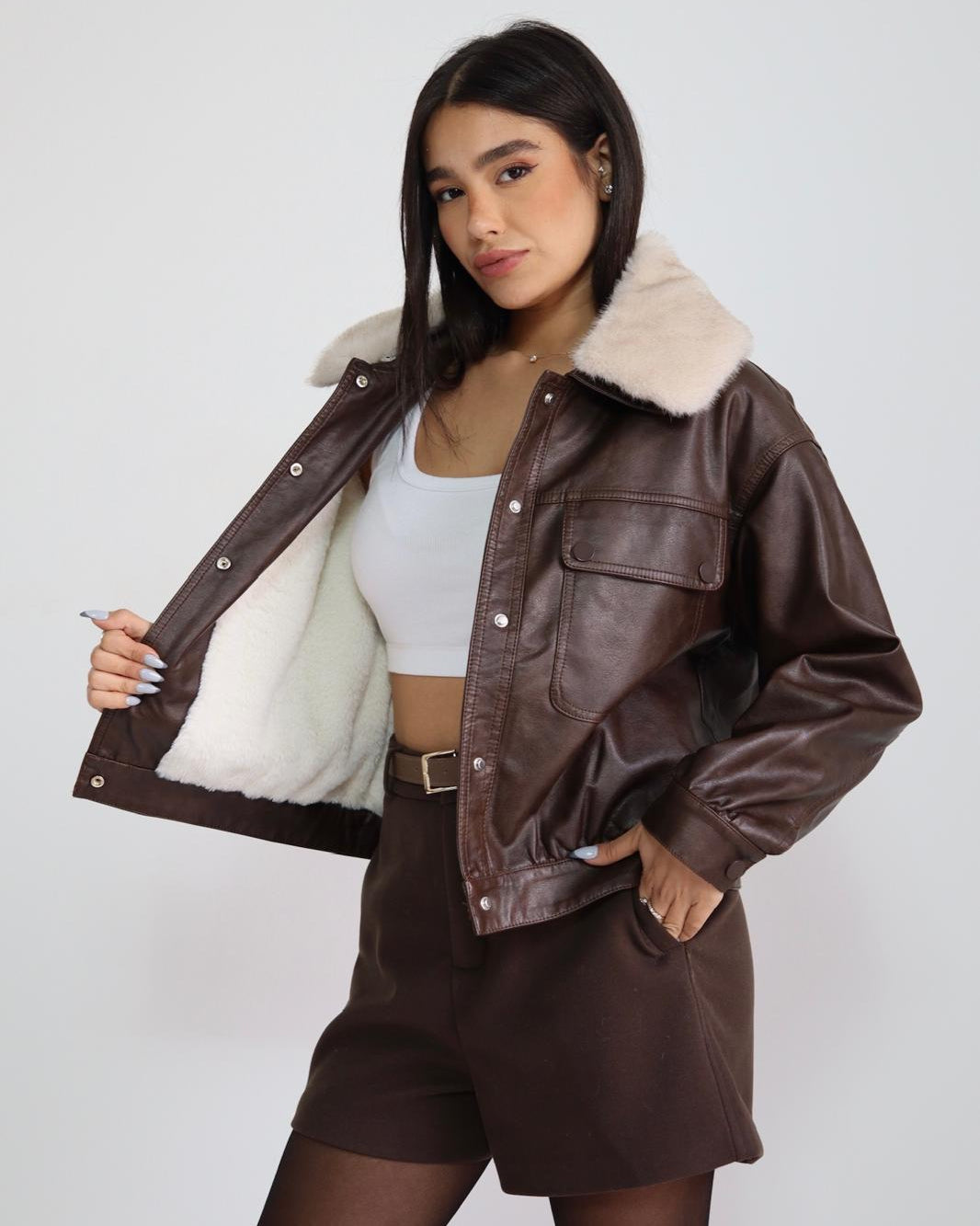 ג׳קט דמוי עור חום לנשים עם בטנת פרווה וצווארון פרווה