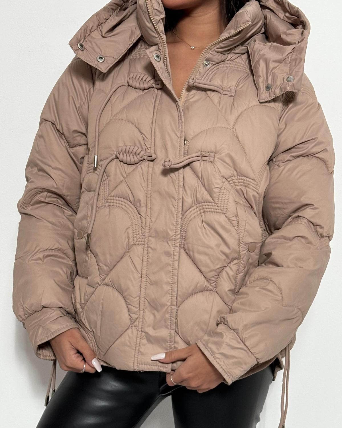 מעיל קווילט לנשים עם רכיסת כפתורים קדמית.