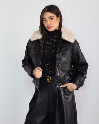 ג׳קט דמוי עור שחור לנשים עם בטנת פרווה וצווארון פרווה