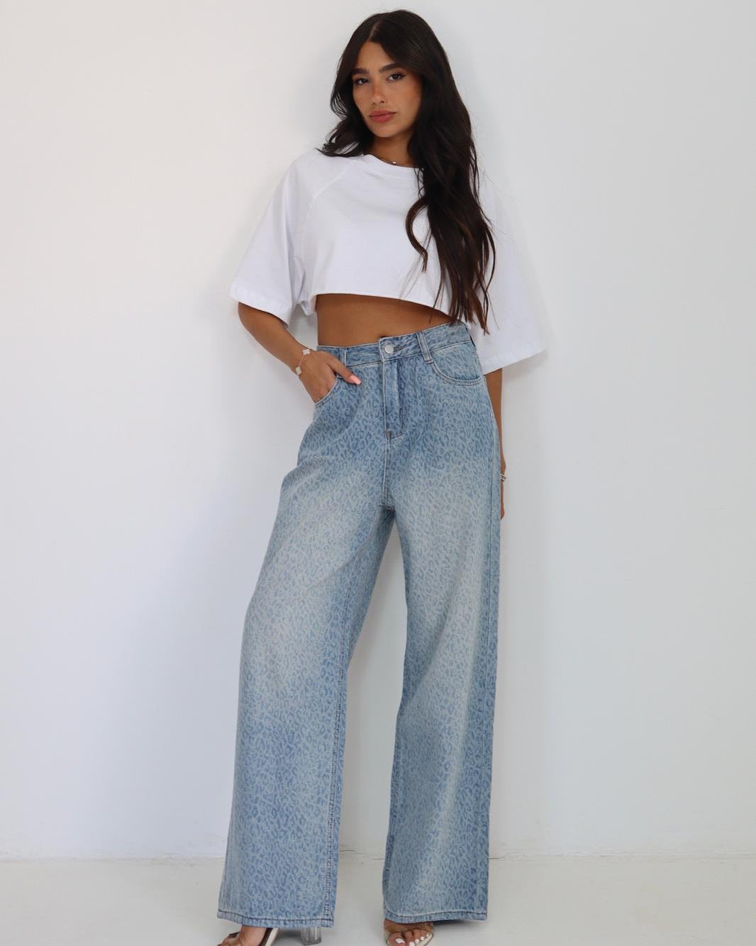 ג׳ינס רחב לנשים בצבע תכלת עם הדפס מנומר עדין, גזרה רחבה וישרה