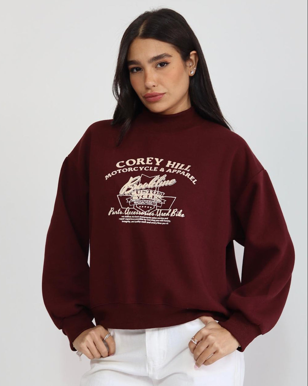 סווטשירט בורדו לנשים עם הדפס וינטג' אמריקאי – COREY HILL
