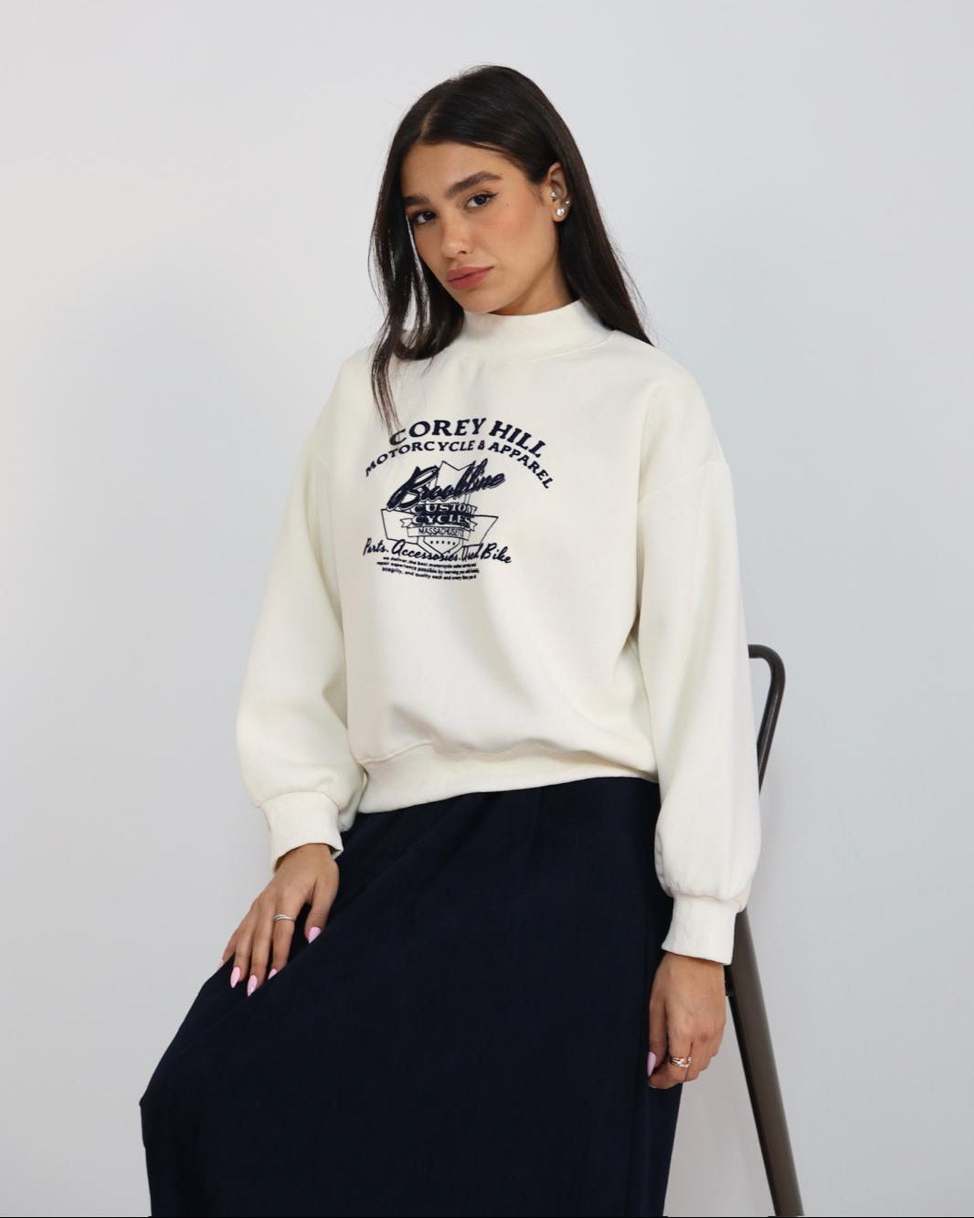 פוטר לבן לנשים עם הדפס COREY HILL בסגנון קולג' אמריקאי