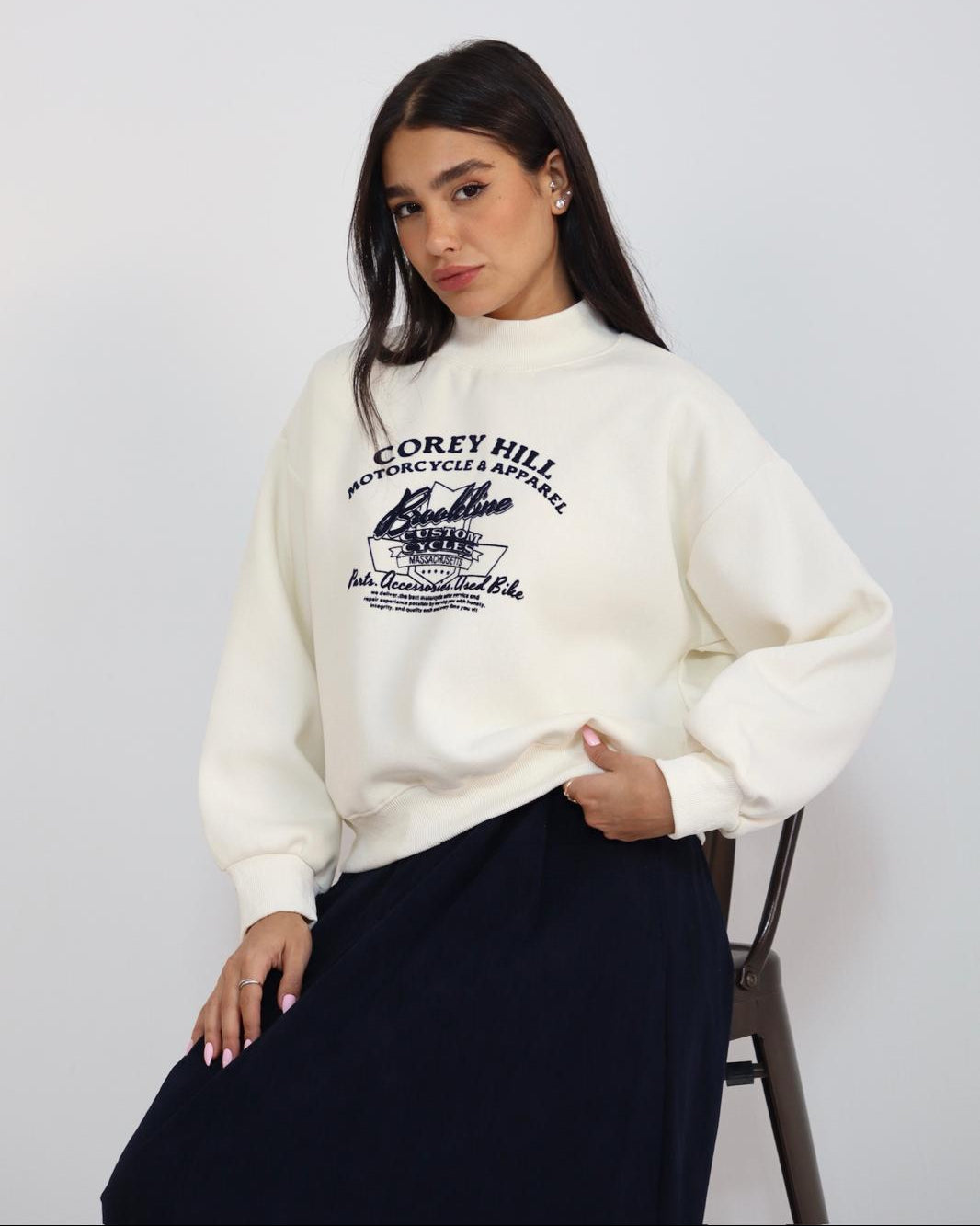 פוטר לבן לנשים עם הדפס COREY HILL בסגנון קולג' אמריקאי