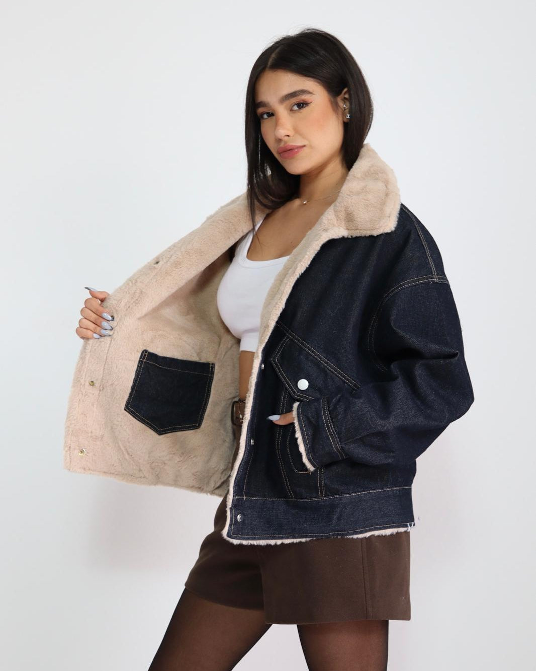 ג׳קט ג׳ינס לנשים עם בטנת פרווה רכה בצבע כהה