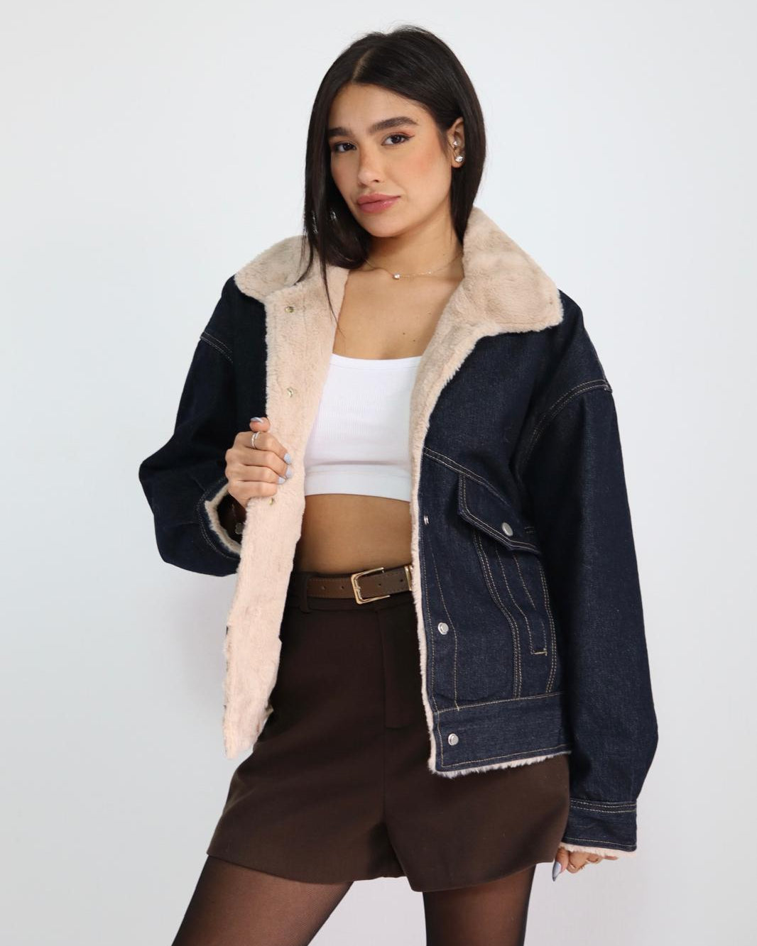 ג׳קט ג׳ינס לנשים עם בטנת פרווה רכה בצבע כהה
