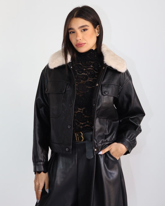 ג׳קט דמוי עור שחור לנשים עם בטנת פרווה וצווארון פרווה