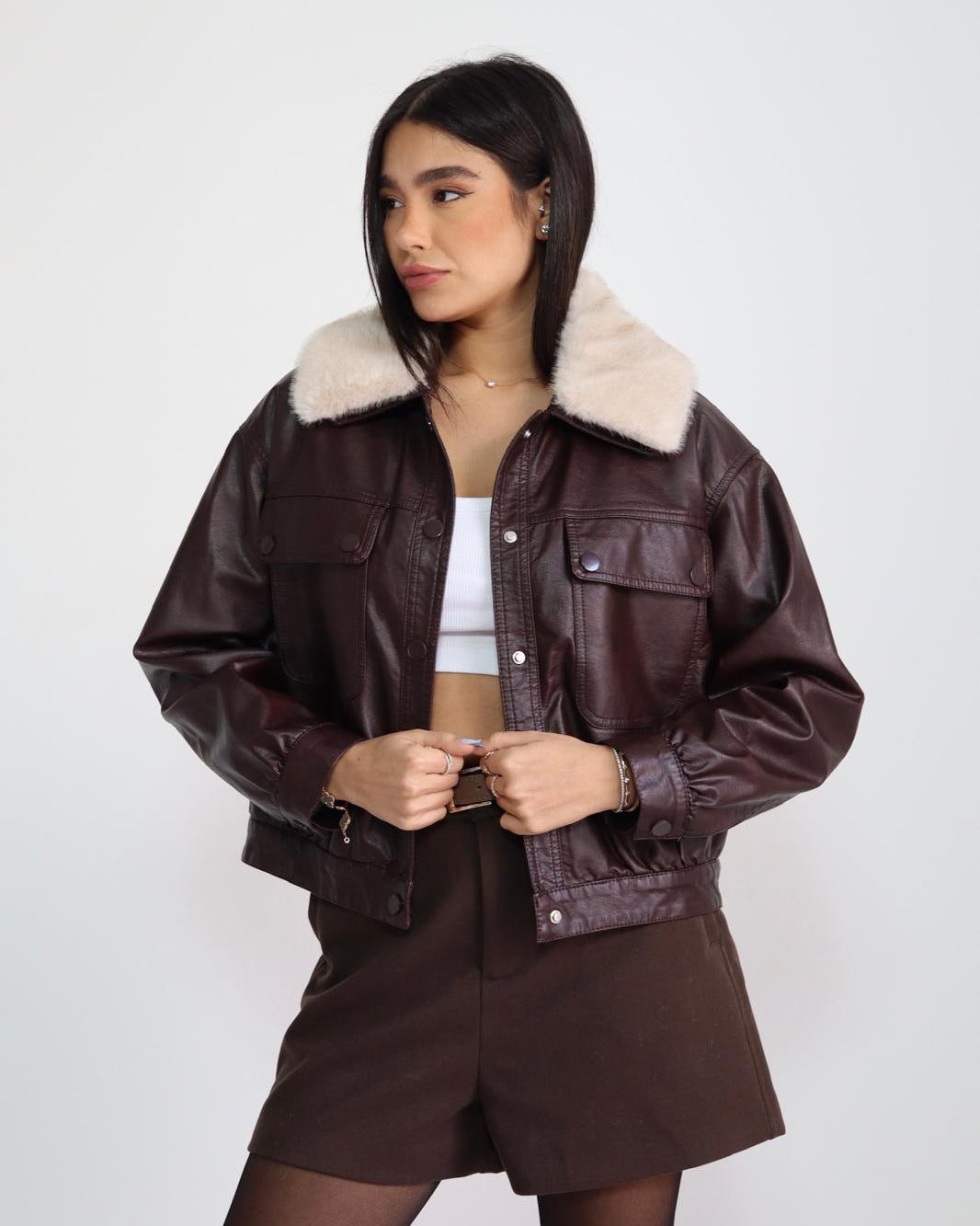 ג׳קט דמוי עור חום לנשים עם בטנת פרווה וצווארון פרווה