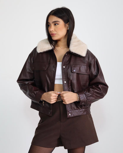 ג׳קט דמוי עור חום לנשים עם בטנת פרווה וצווארון פרווה