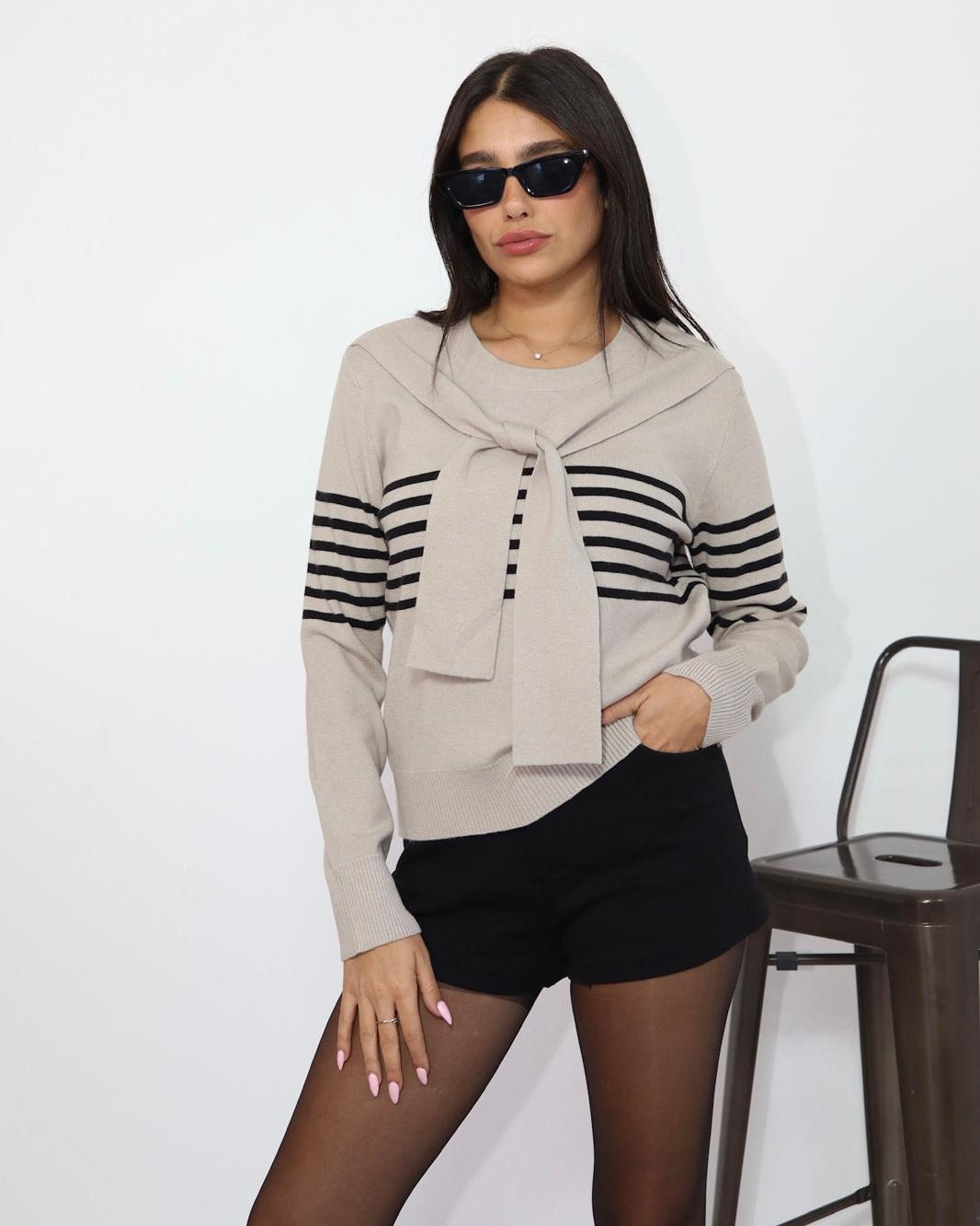 סוודר סריג לנשים בצבע בז' עם קשירה קדמית