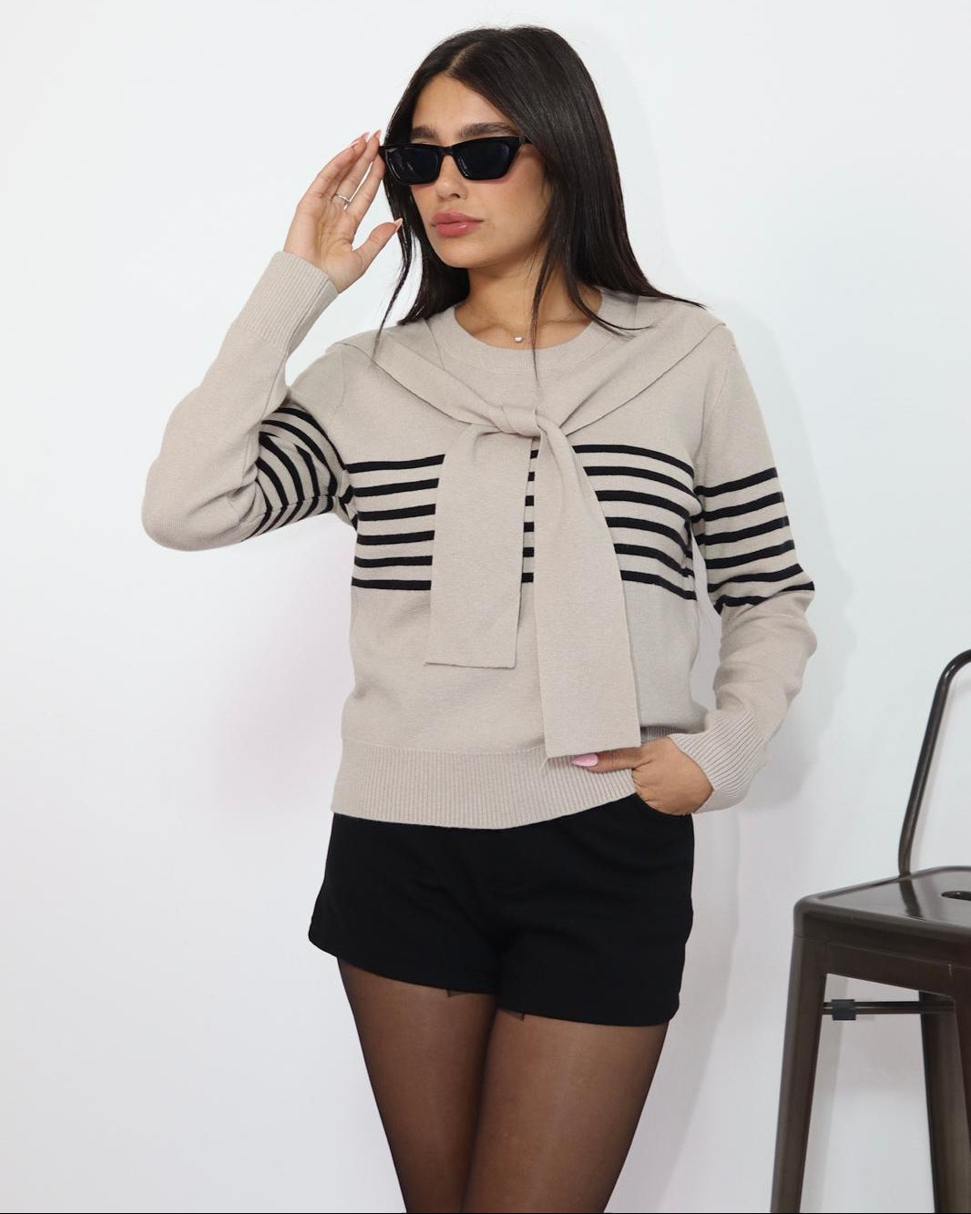סוודר סריג לנשים בצבע בז' עם קשירה קדמית