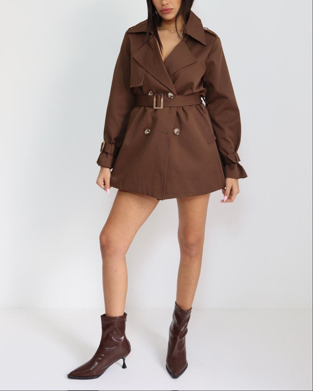 מעיל טרנץ' לנשים בצבע חום שוקולד