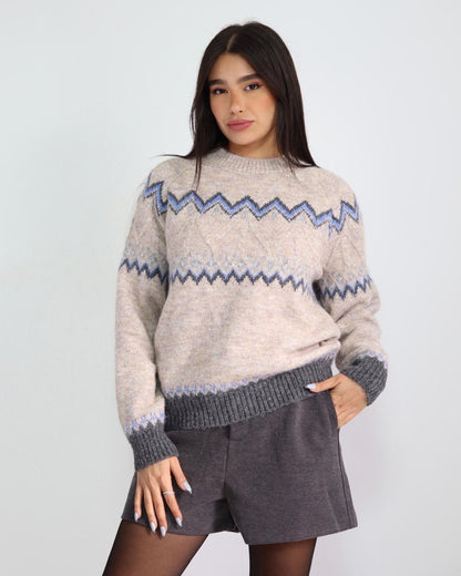 סריג נשים לבן עם דוגמת זיגזג בגוונים רכים וגזרה נוחה