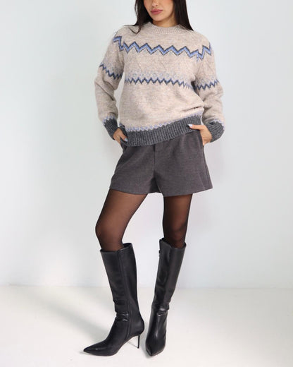 סריג נשים לבן עם דוגמת זיגזג בגוונים רכים וגזרה נוחה