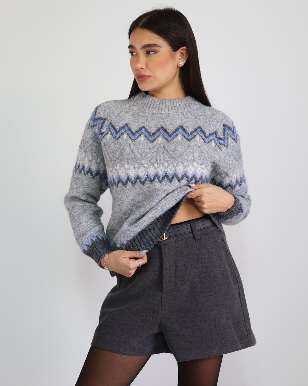 סריג זיגזג אפור לנשים בגזרה נוחה, בד רך ונעים, מתאים ללוק חורפי יומיומי ואלגנטי