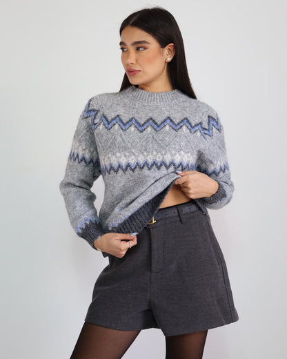 סריג זיגזג אפור לנשים בגזרה נוחה, בד רך ונעים, מתאים ללוק חורפי יומיומי ואלגנטי