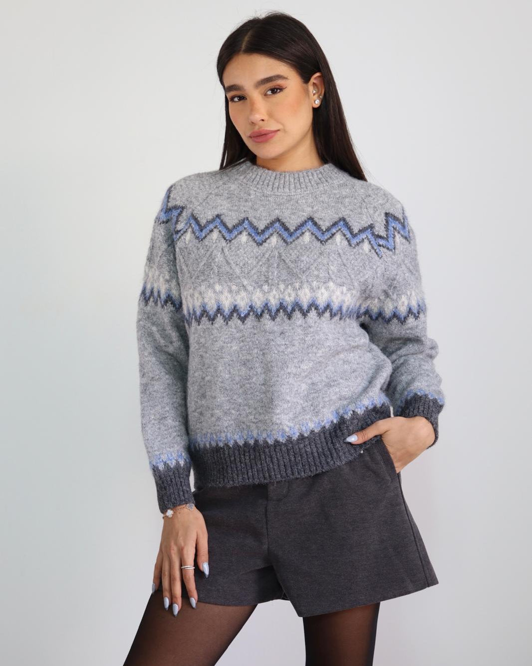 סריג זיגזג אפור לנשים בגזרה נוחה, בד רך ונעים, מתאים ללוק חורפי יומיומי ואלגנטי