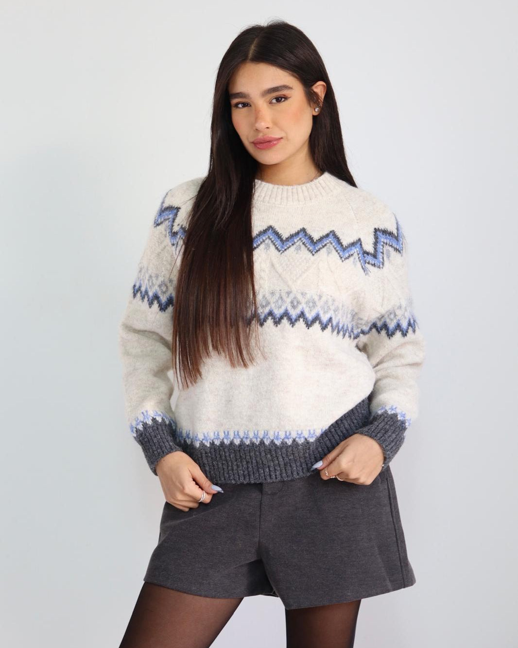 סריג נשים לבן עם דוגמת זיגזג בגוונים רכים וגזרה נוחה