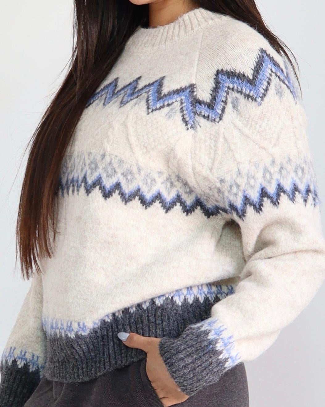 סריג נשים לבן עם דוגמת זיגזג בגוונים רכים וגזרה נוחה